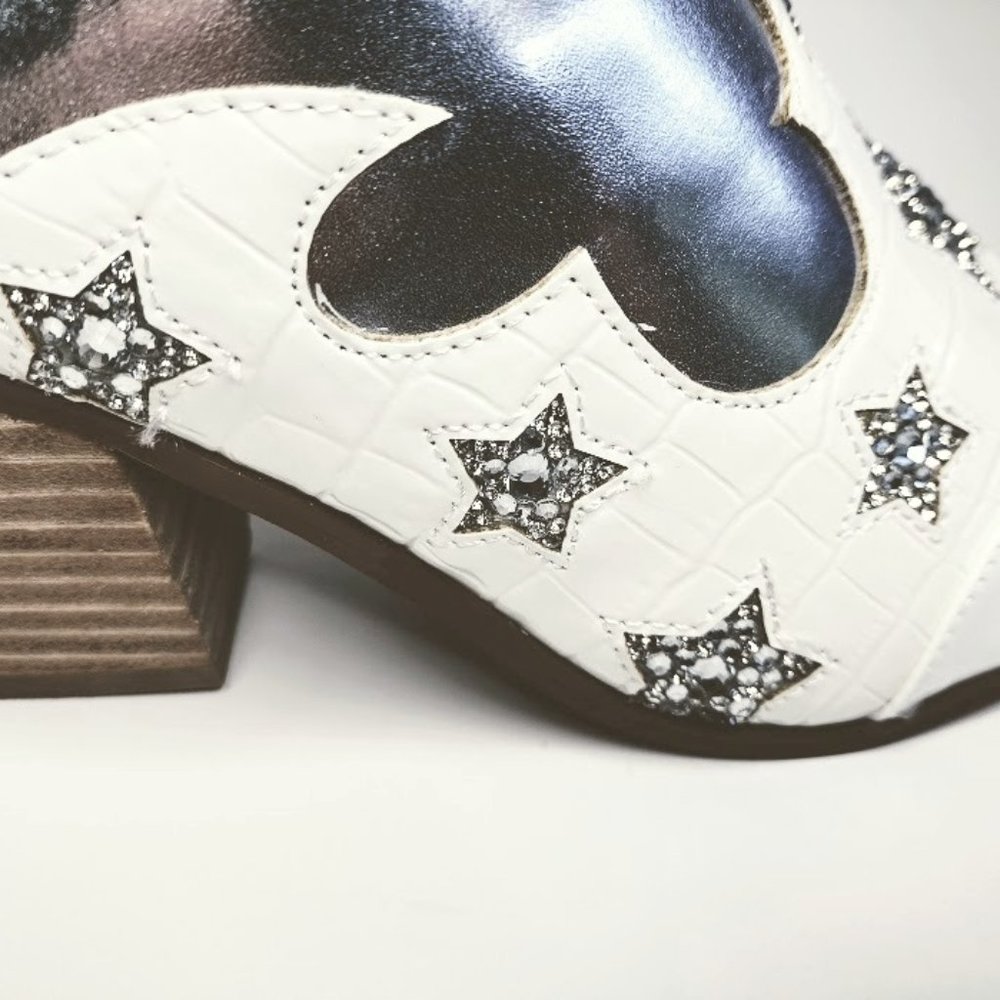 NEW BETSEY JOHNSON White Silver Unique Western Mule Bootie Boots - Picture 5 of 9